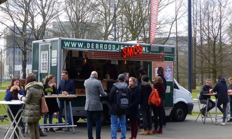 De Broodjes Bus op locatie aan de Ekkersrijt in Son